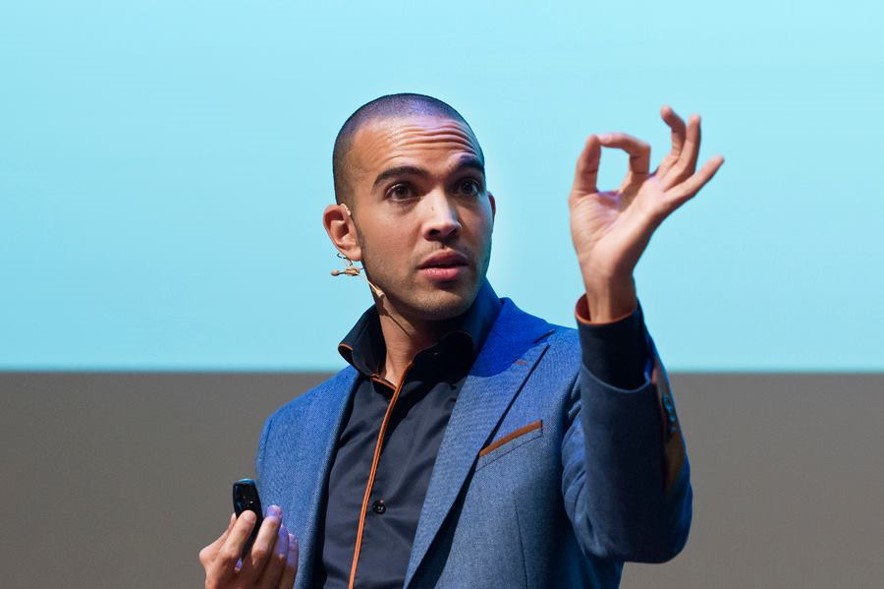 Spreker en schrijver Joseph Oubelkas