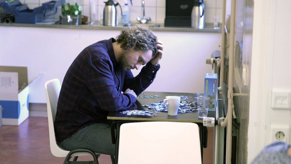 Proefpersoon Joris puzzelt zonder doel, teamwork, plezier of progressie. Hoe lang houdt hij het vol?