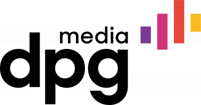 Logo van DPG Media: grote zwarte letters ‘dpg’, daarboven in kleiner zwart ‘media’, met daarnaast vier gekleurde verticale balken in paars, roze, rood en geel.